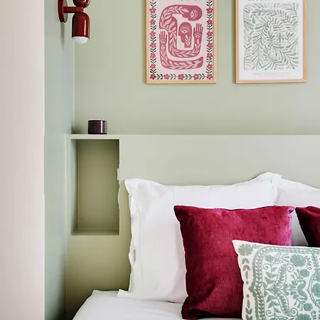 Parisian With Air Conditioning Eiffel Tower パリ