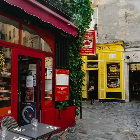 Parisian With Air Conditioning Eiffel Tower パリ