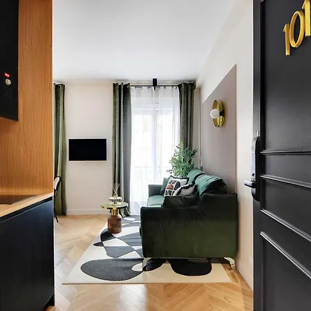 Parisian With Air Conditioning Eiffel Tower パリ