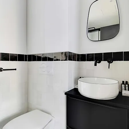 Parisian With Air Conditioning Eiffel Tower Párizs