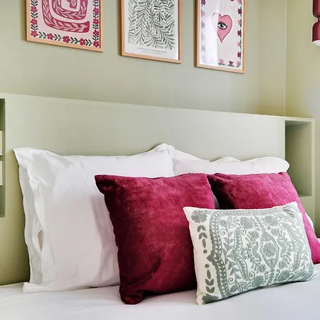 Parisian With Air Conditioning Eiffel Tower París