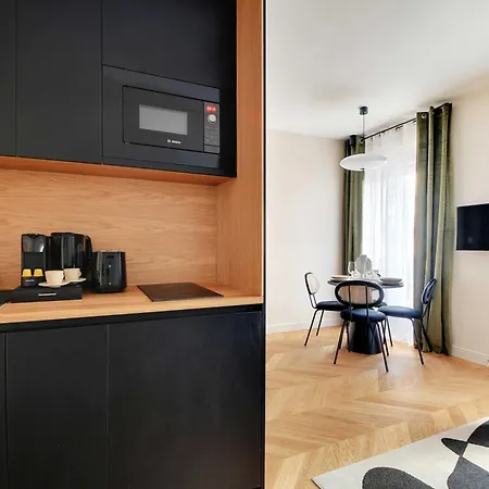 Parisian With Air Conditioning Eiffel Tower Párizs