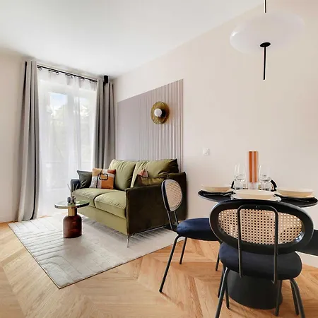 Parisian With Air Conditioning Eiffel Tower Párizs