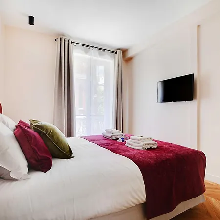 Parisian With Air Conditioning Eiffel Tower * Párizs