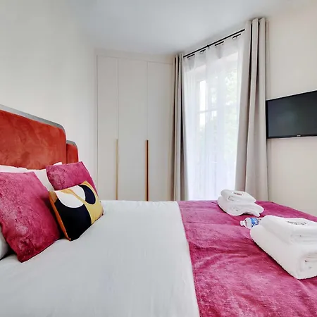 Parisian With Air Conditioning Eiffel Tower Párizs