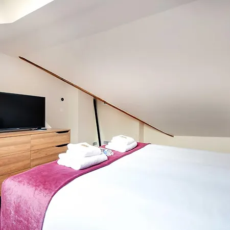 Parisian With Air Conditioning Eiffel Tower Párizs