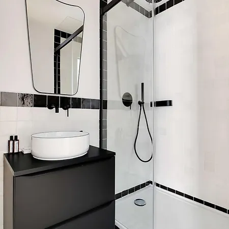 Parisian With Air Conditioning Eiffel Tower *