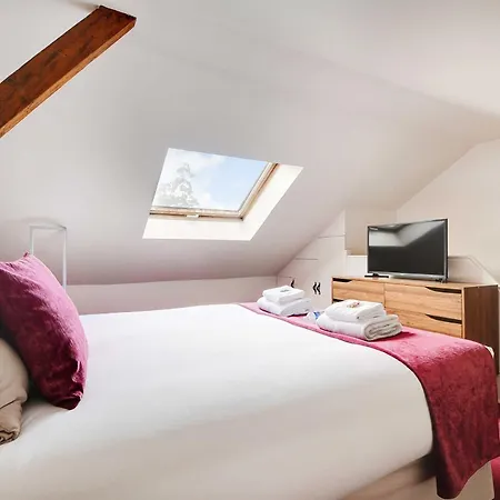 Parisian With Air Conditioning Eiffel Tower Párizs