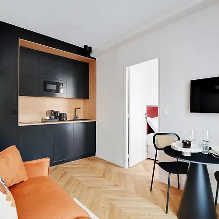 Parisian With Air Conditioning Eiffel Tower Párizs