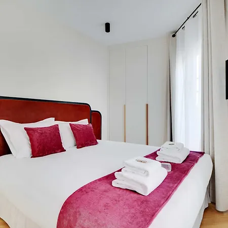 Parisian With Air Conditioning Eiffel Tower Párizs