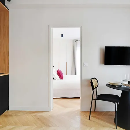 Parisian With Air Conditioning Eiffel Tower *