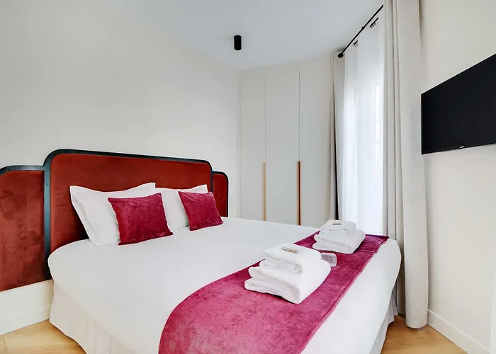 Parisian With Air Conditioning Eiffel Tower Paryż