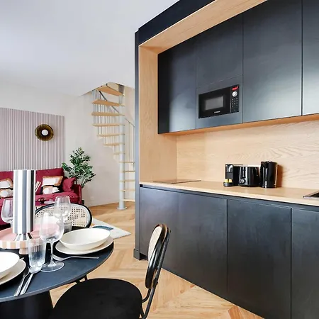 Parisian With Air Conditioning Eiffel Tower Apartment