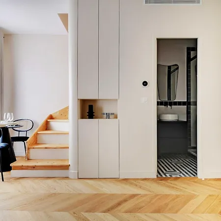 Parisian With Air Conditioning Eiffel Tower Apartment