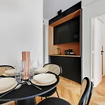Parisian With Air Conditioning Eiffel Tower Apartment Paris